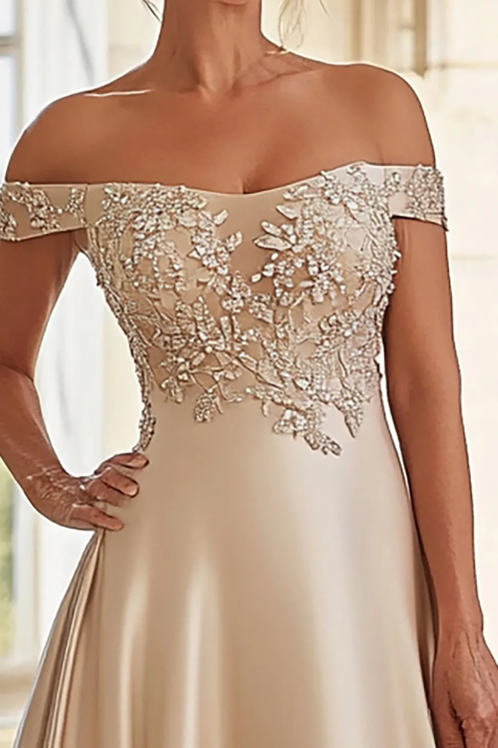 Uma linha de champanhe fora do ombro bordado mãe do vestido de noiva