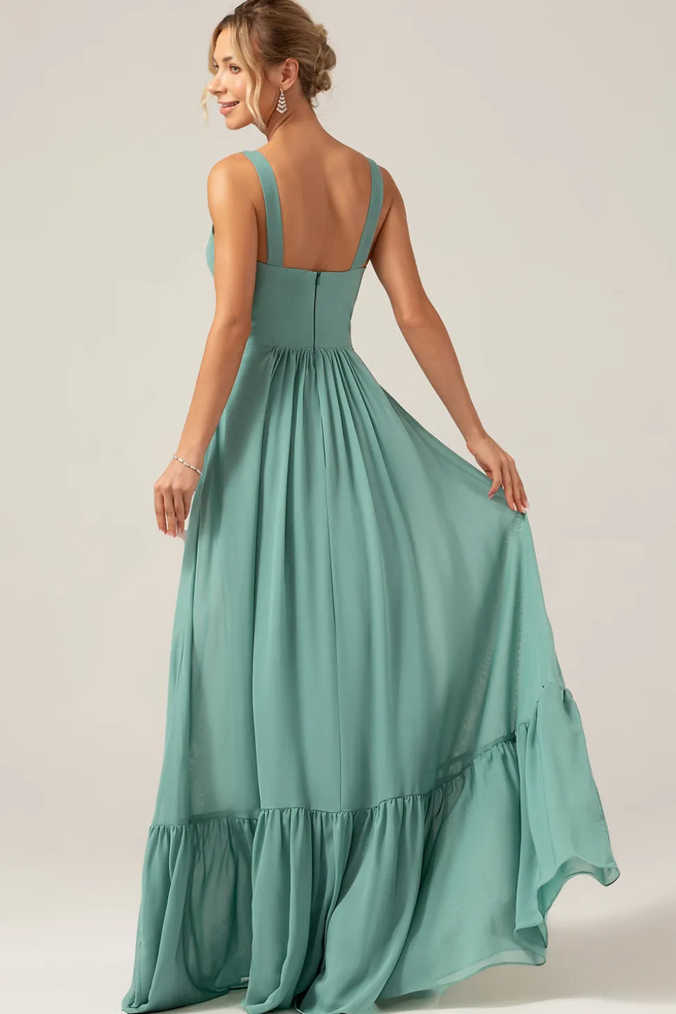 Uma linha de eucalipto Chiffon longo vestido de dama de honra com pregado