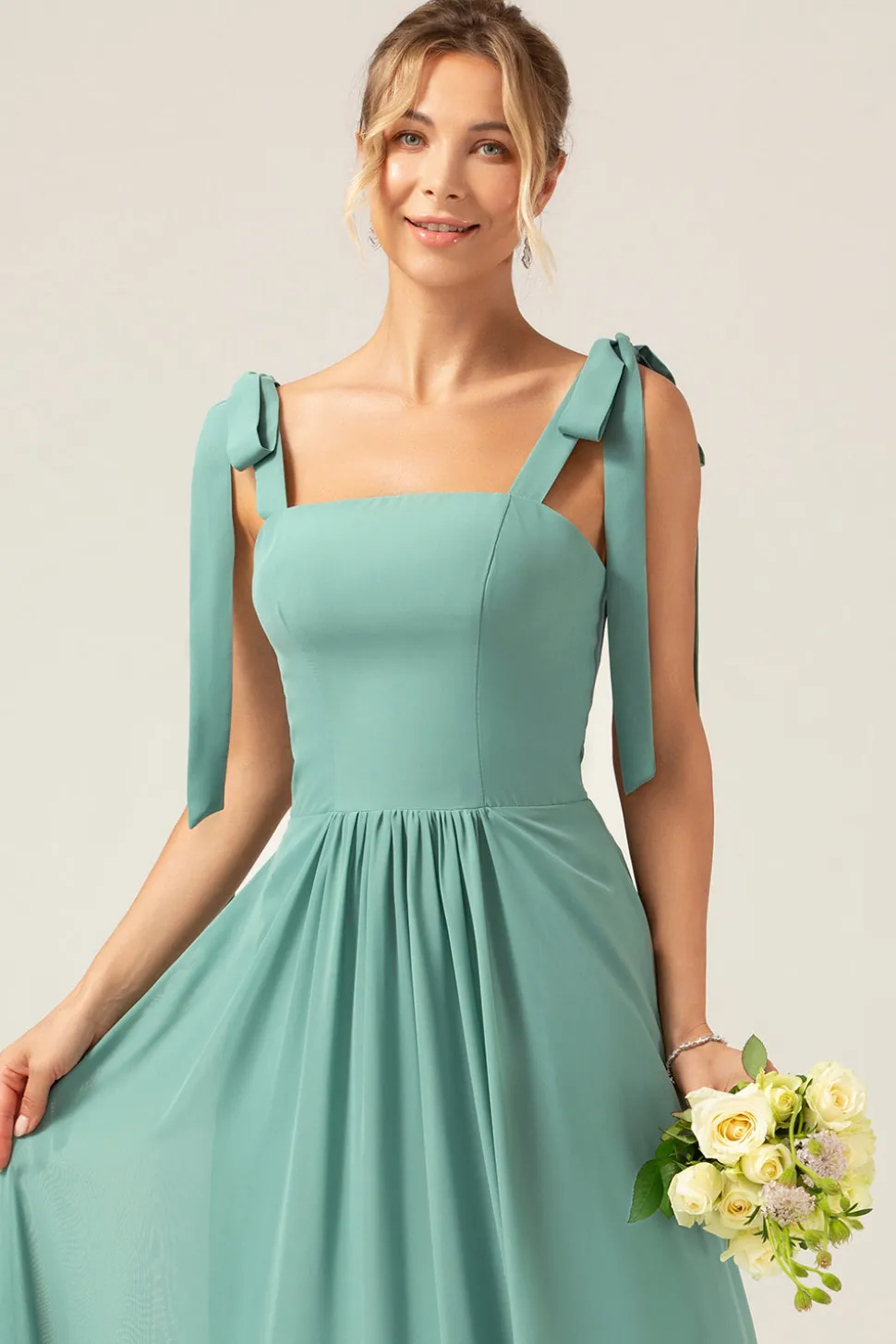 Uma linha de eucalipto Chiffon longo vestido de dama de honra com pregado