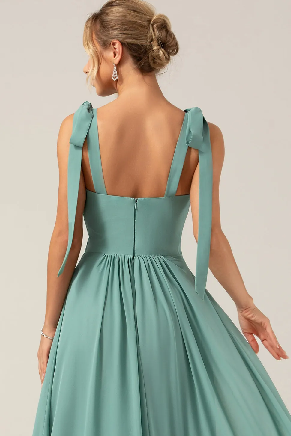 Uma linha de eucalipto Chiffon longo vestido de dama de honra com pregado