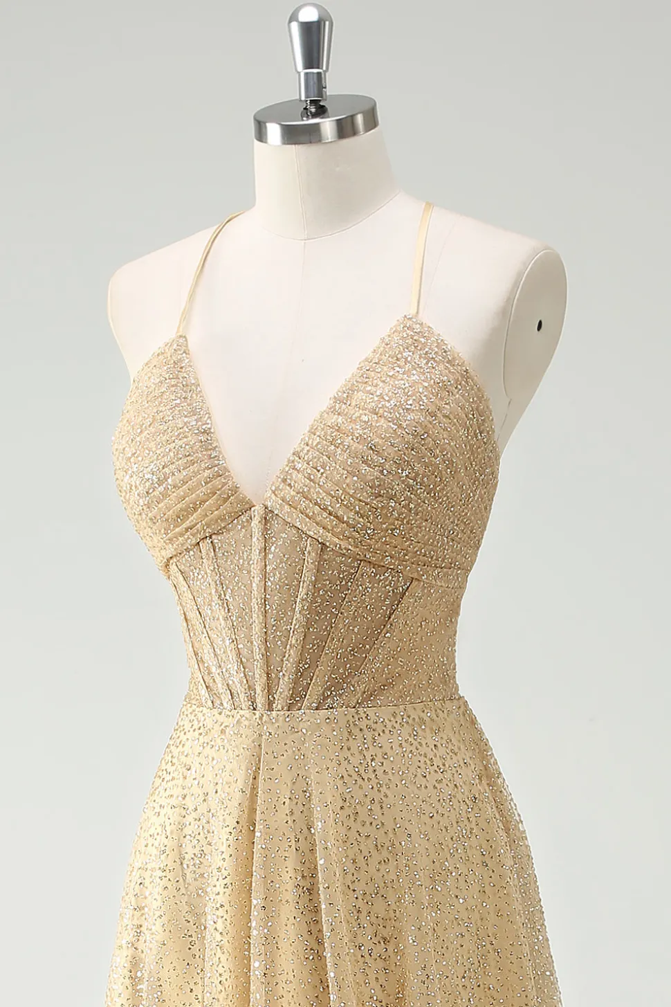 Uma linha de lantejoulas douradas espaguete alças vestido de baile com fenda