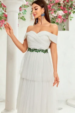 Uma linha de marfim fora do ombro em camadas tule longo vestido de noiva