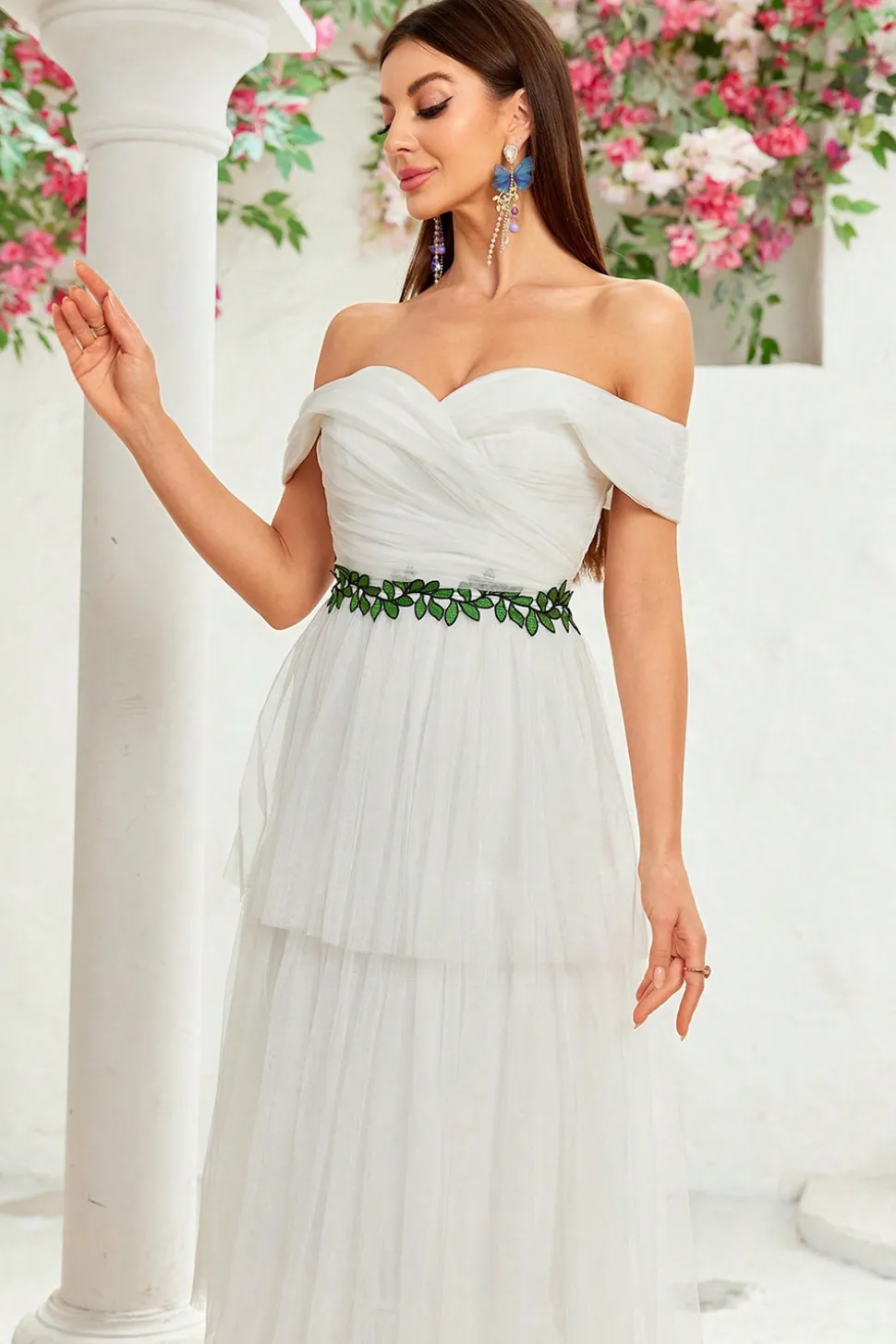 Uma linha de marfim fora do ombro em camadas tule longo vestido de noiva