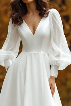 Uma linha de marfim V-neck vestido de noiva manga longa