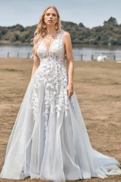Uma linha de tule vestido de noiva de marfim com apliques