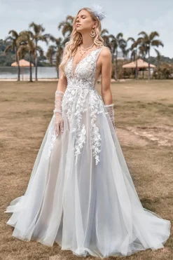 Uma linha de tule vestido de noiva de marfim com apliques