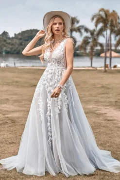 Uma linha de tule vestido de noiva de marfim com apliques