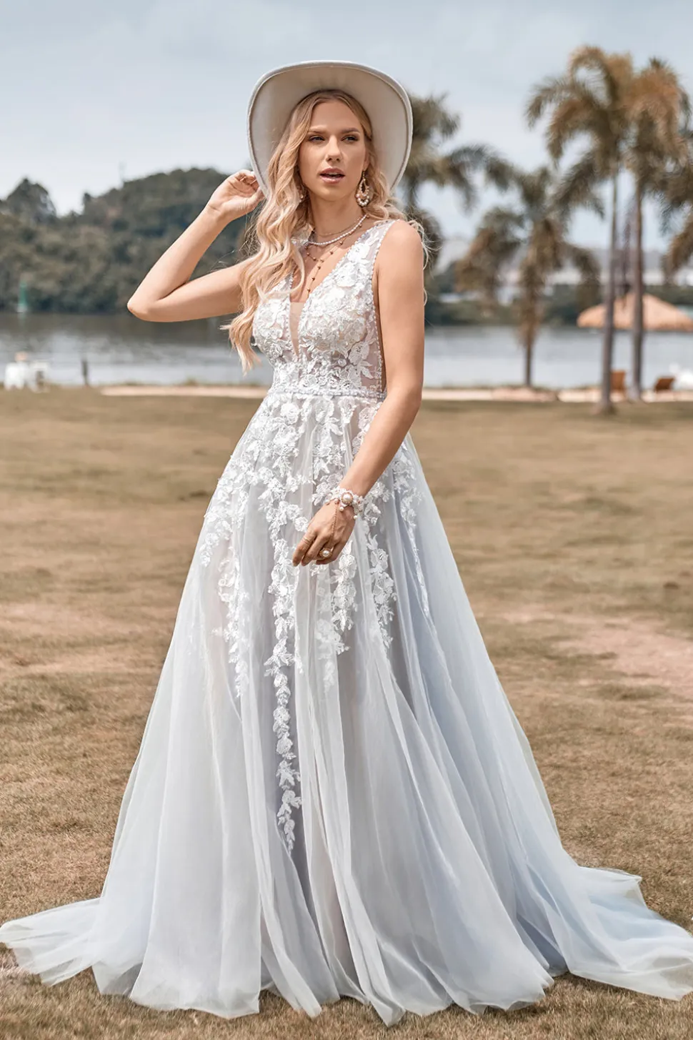 Uma linha de tule vestido de noiva de marfim com apliques