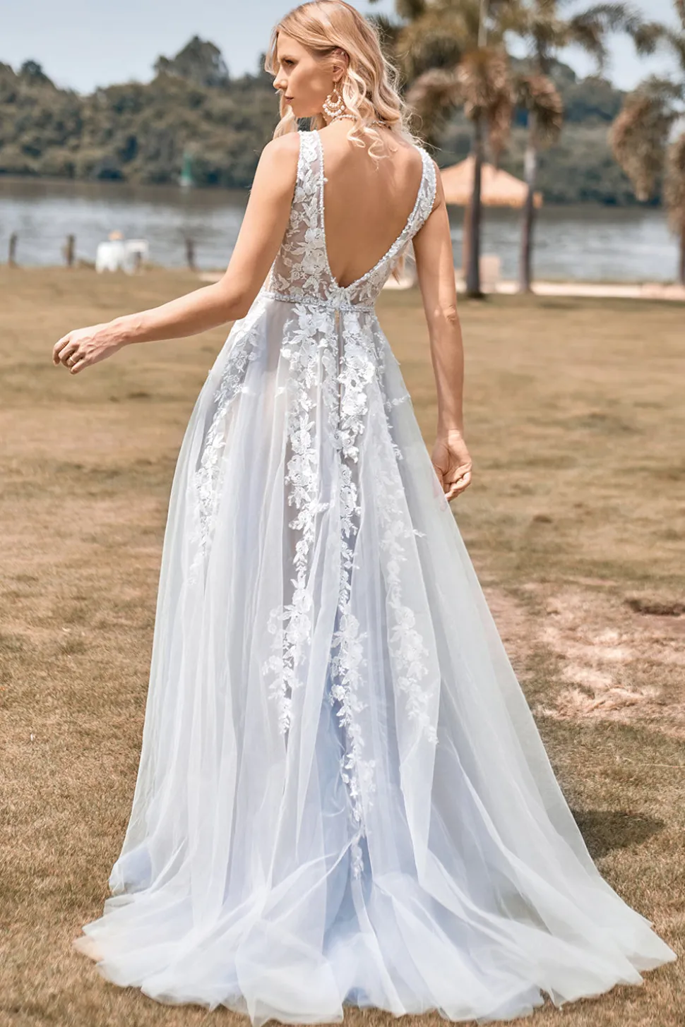 Uma linha de tule vestido de noiva de marfim com apliques