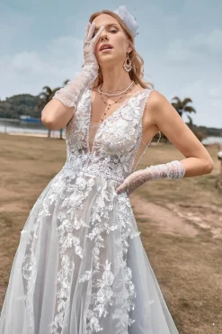Uma linha de tule vestido de noiva de marfim com apliques
