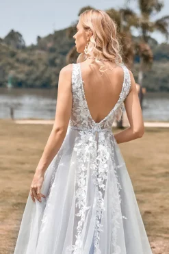 Uma linha de tule vestido de noiva de marfim com apliques