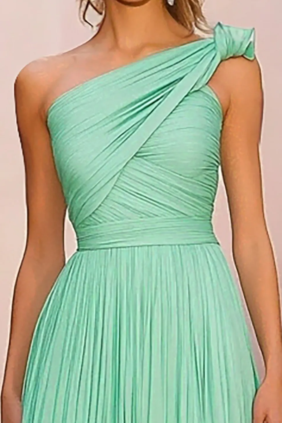 Uma linha de um ombro hortelã ruched longo vestido de gala