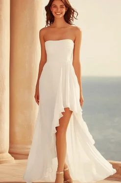 Uma linha de vestido de noiva branco sem alças com fenda