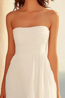 Uma linha de vestido de noiva branco sem alças com fenda