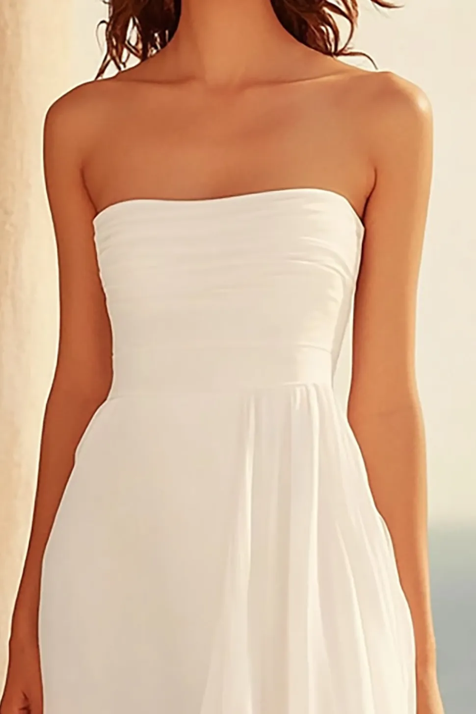 Uma linha de vestido de noiva branco sem alças com fenda