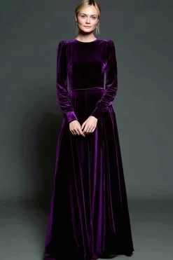 Uma linha de vestido formal de veludo roxo escuro com mangas compridas