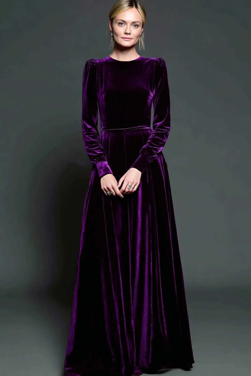 Uma linha de vestido formal de veludo roxo escuro com mangas compridas