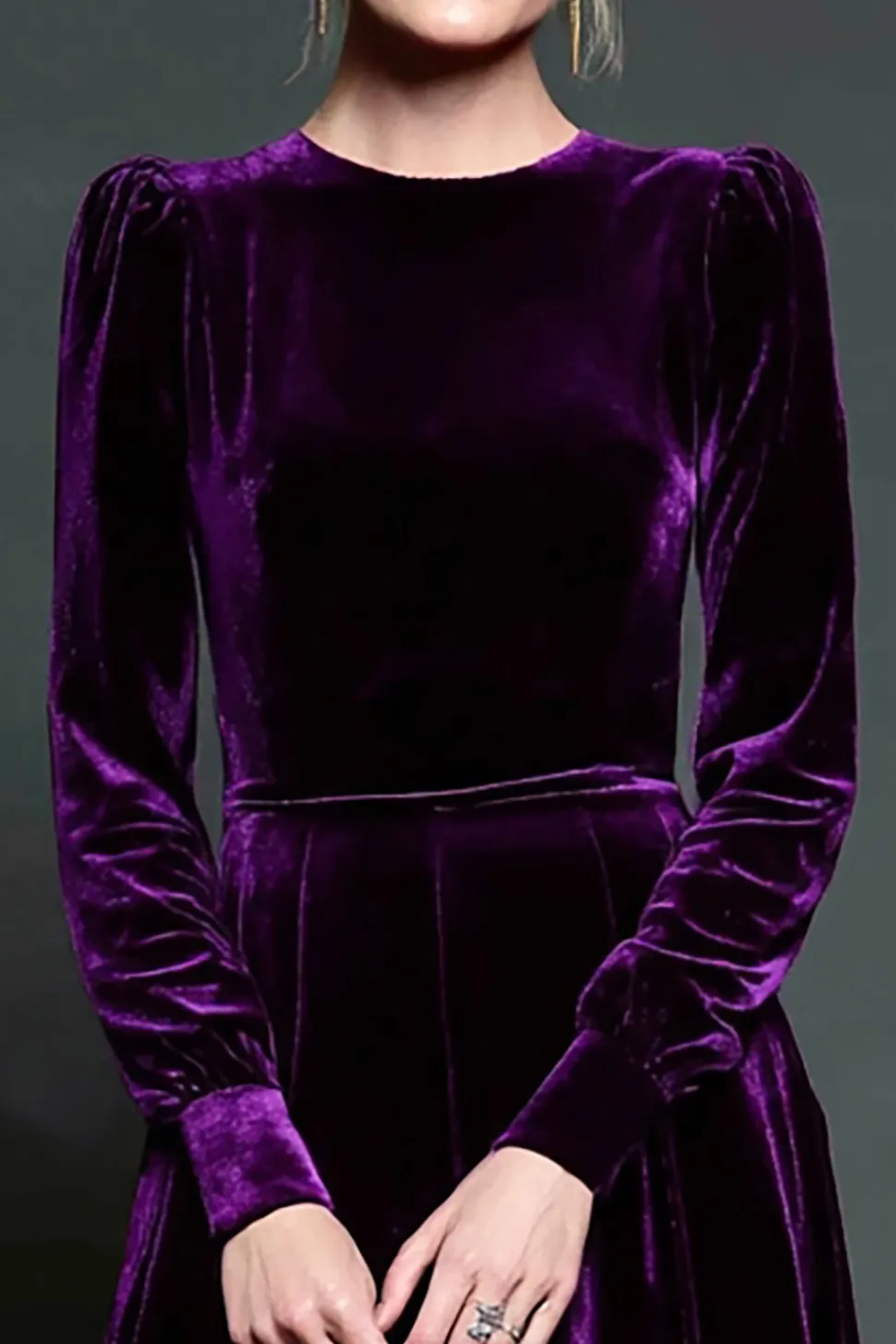 Uma linha de vestido formal de veludo roxo escuro com mangas compridas