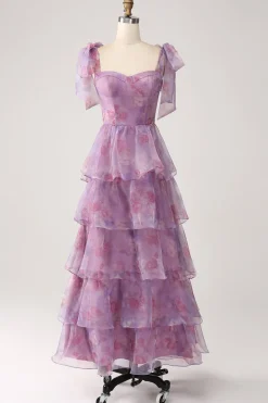 Uma linha em camadas roxo estampado chá longo vestido de baile