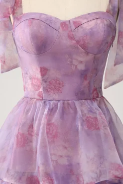 Uma linha em camadas roxo estampado chá longo vestido de baile