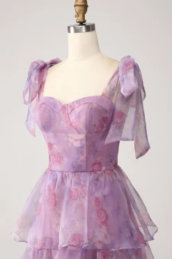 Uma linha em camadas roxo estampado chá longo vestido de baile