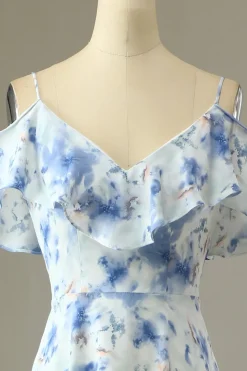Uma linha fora do ombro azul floral imprimir longo vestido de dama de honra