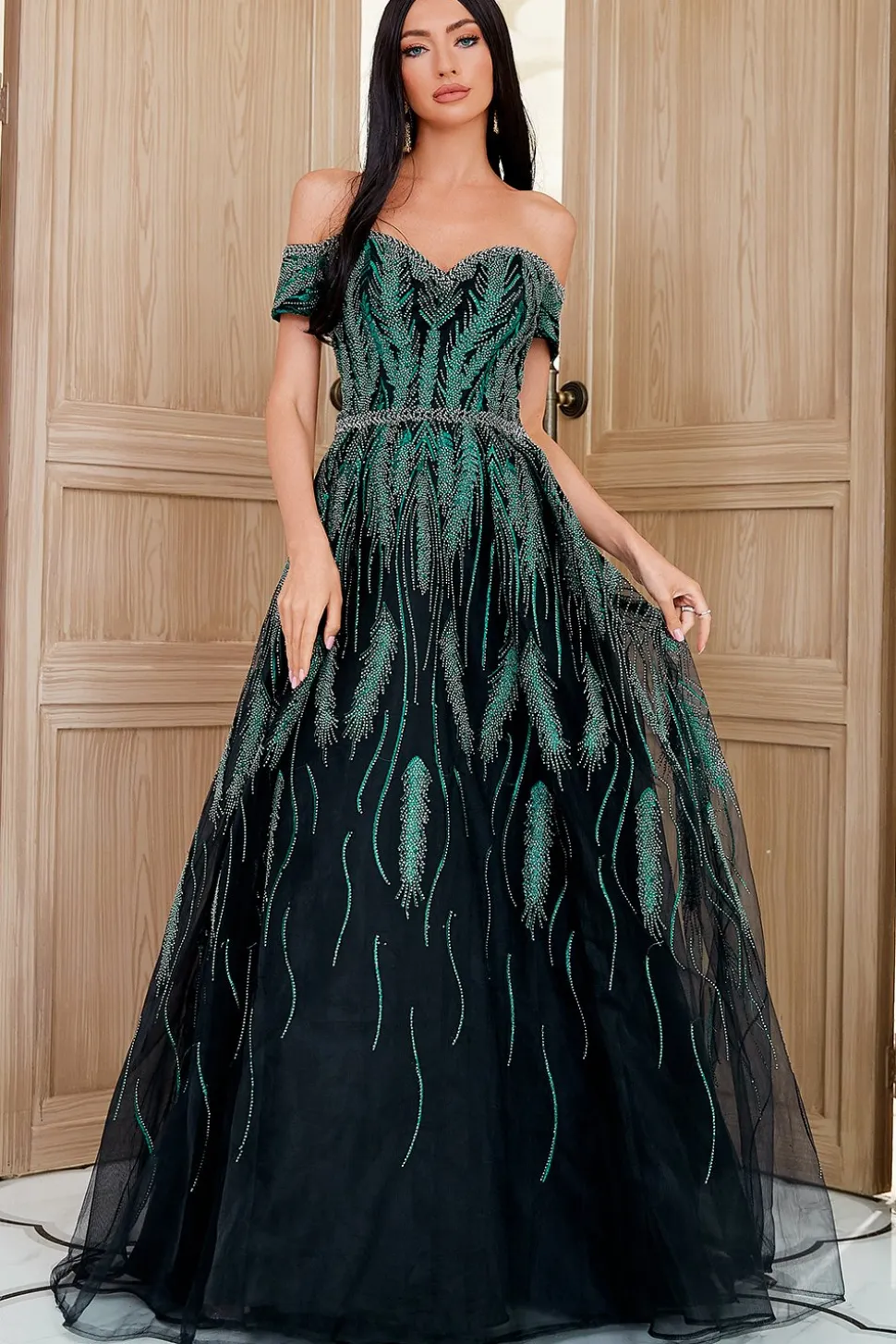 Uma linha fora do ombro escuro vestido de festa verde bordado