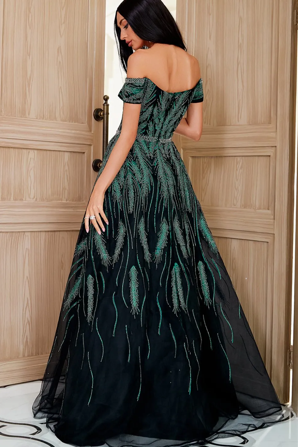 Uma linha fora do ombro escuro vestido de festa verde bordado