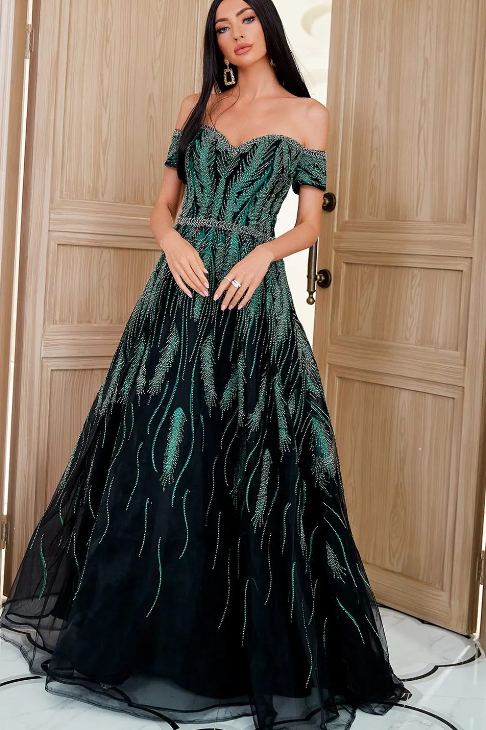 Uma linha fora do ombro escuro vestido de festa verde bordado