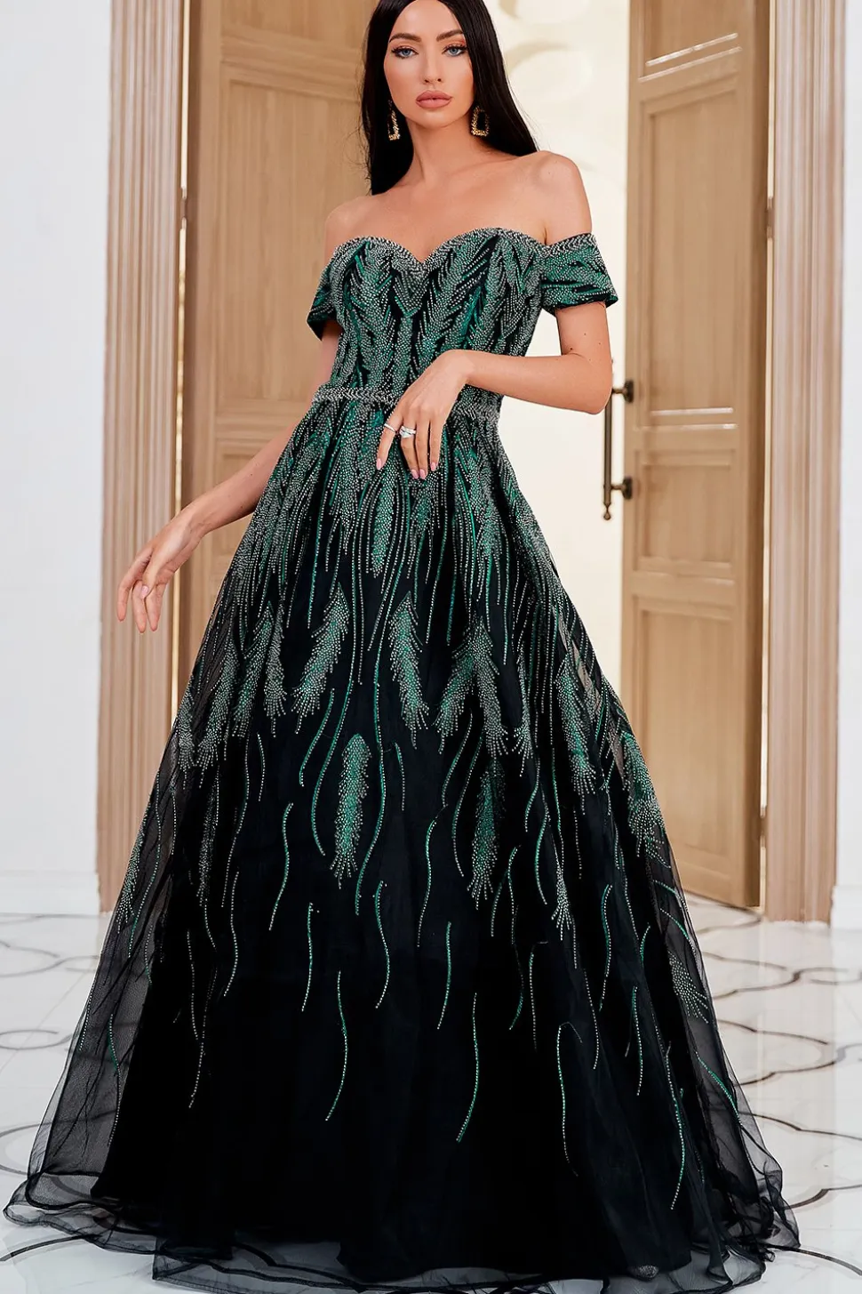 Uma linha fora do ombro escuro vestido de festa verde bordado