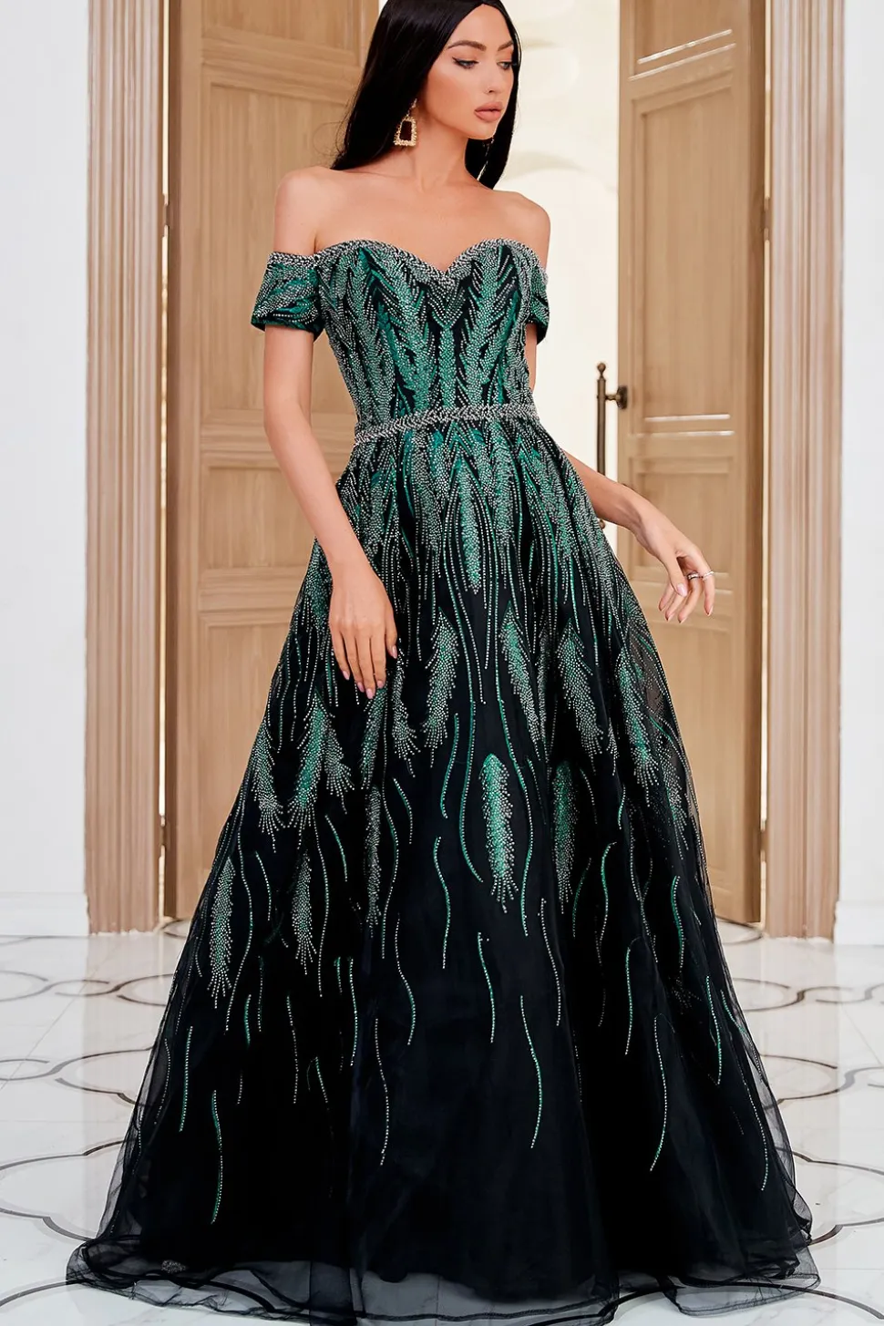 Uma linha fora do ombro escuro vestido de festa verde bordado