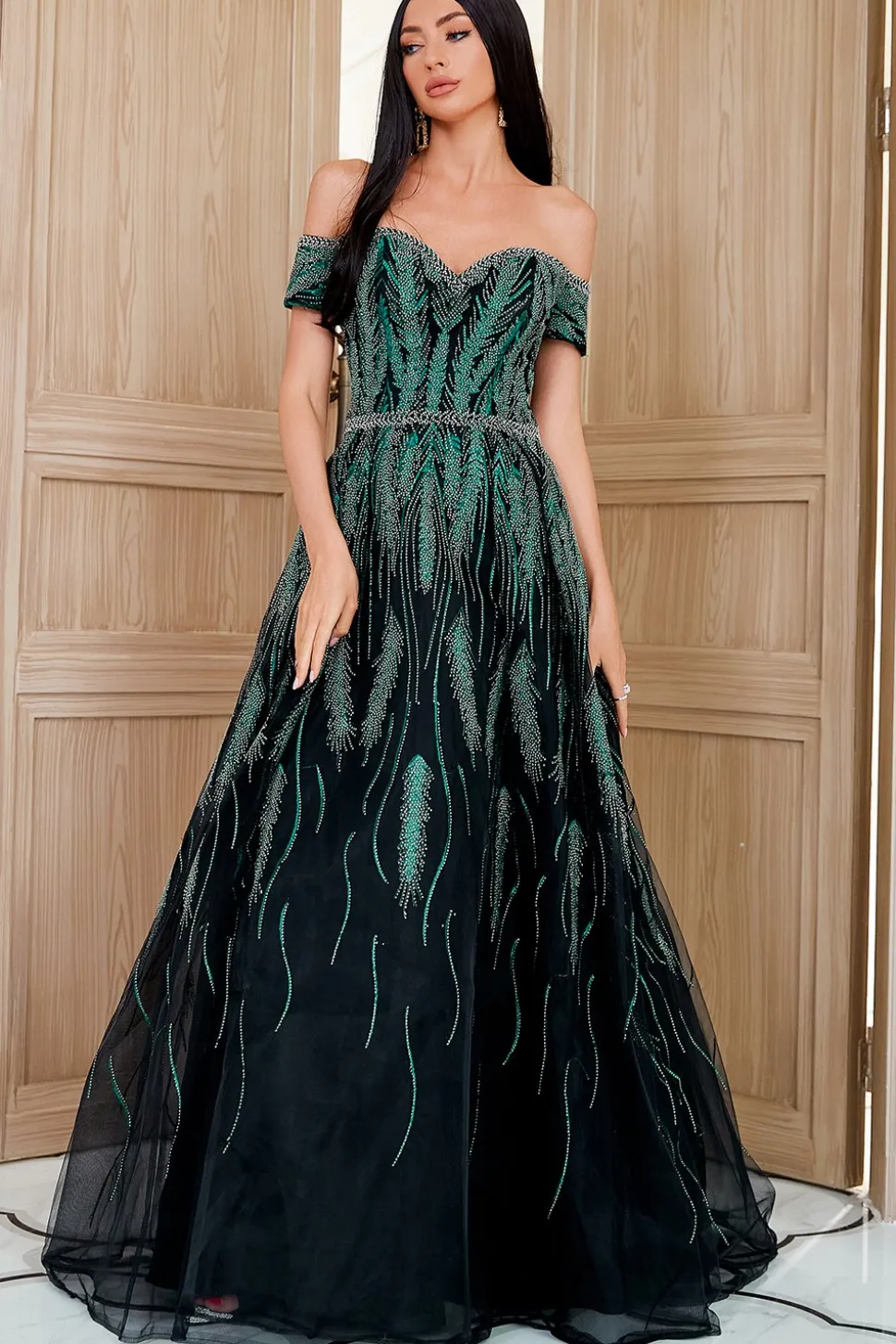 Uma linha fora do ombro escuro vestido de festa verde bordado