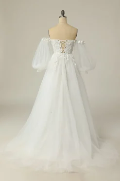 Uma linha fora do ombro marfim vestido nupcial com mangas compridas