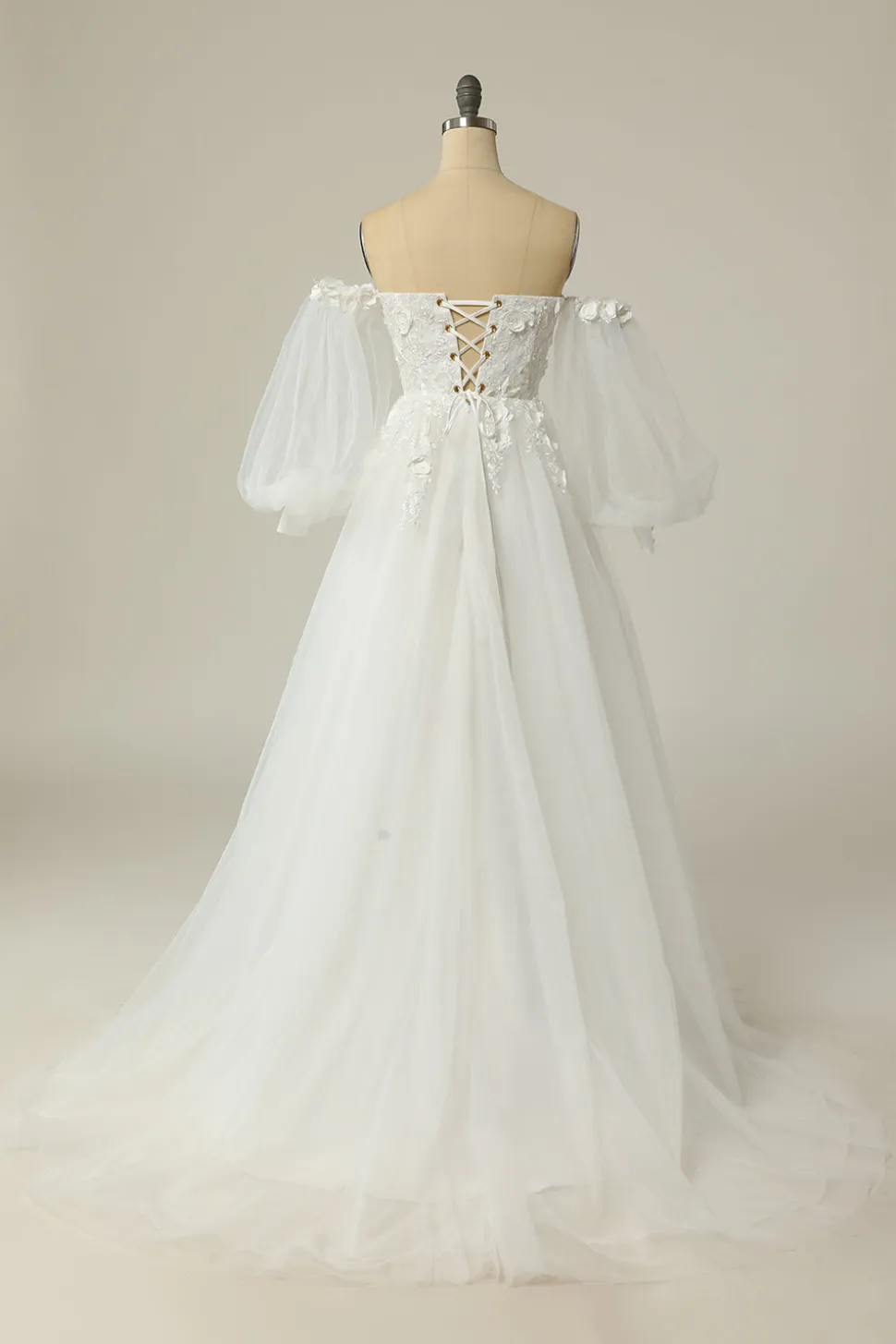 Uma linha fora do ombro marfim vestido nupcial com mangas compridas