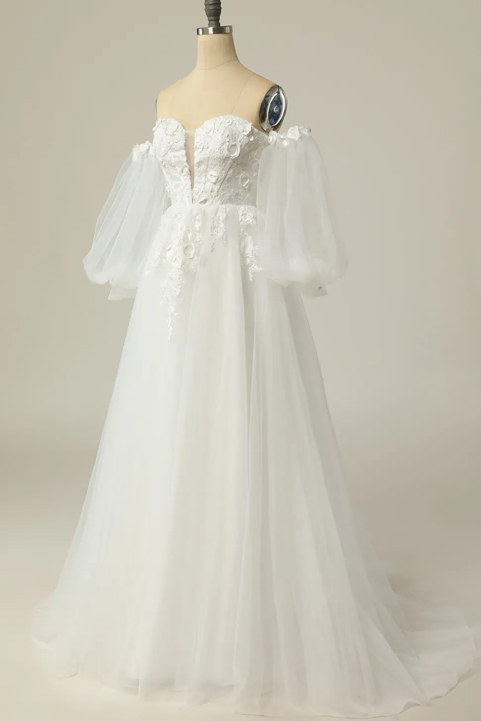 Uma linha fora do ombro marfim vestido nupcial com mangas compridas