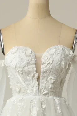 Uma linha fora do ombro marfim vestido nupcial com mangas compridas