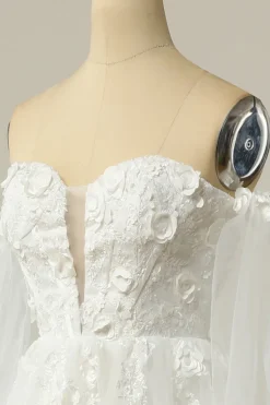 Uma linha fora do ombro marfim vestido nupcial com mangas compridas