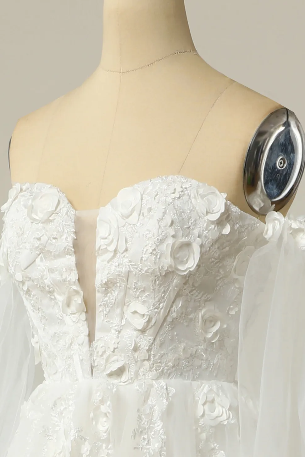 Uma linha fora do ombro marfim vestido nupcial com mangas compridas