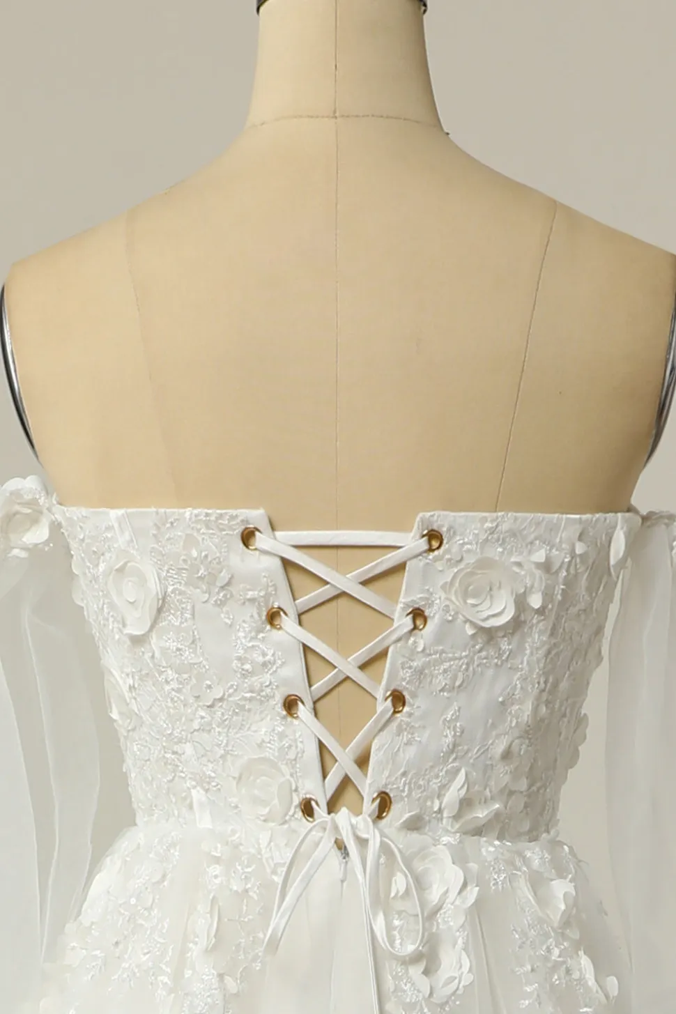 Uma linha fora do ombro marfim vestido nupcial com mangas compridas