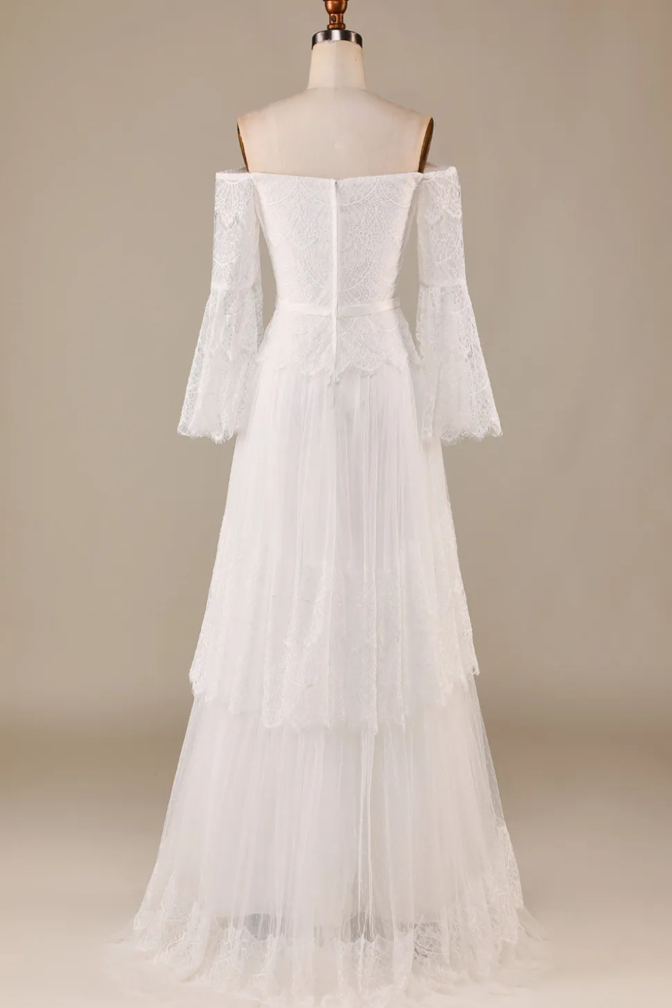 Uma linha fora do ombro marfim varredura trem flare mangas vestido de noiva