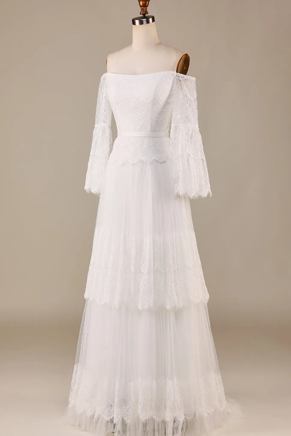 Uma linha fora do ombro marfim varredura trem flare mangas vestido de noiva