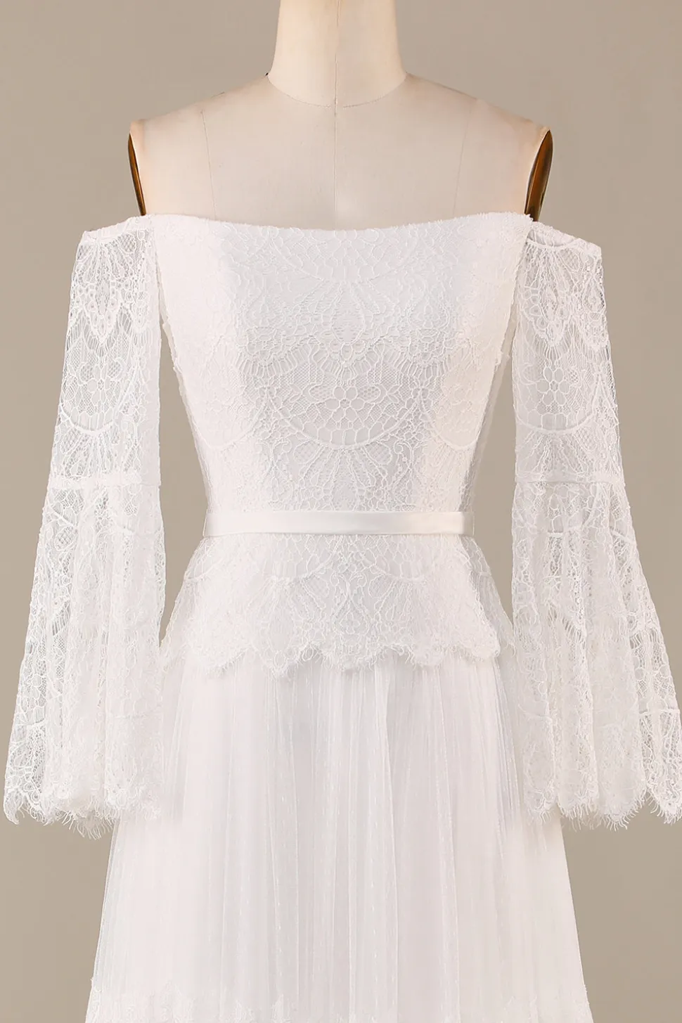 Uma linha fora do ombro marfim varredura trem flare mangas vestido de noiva