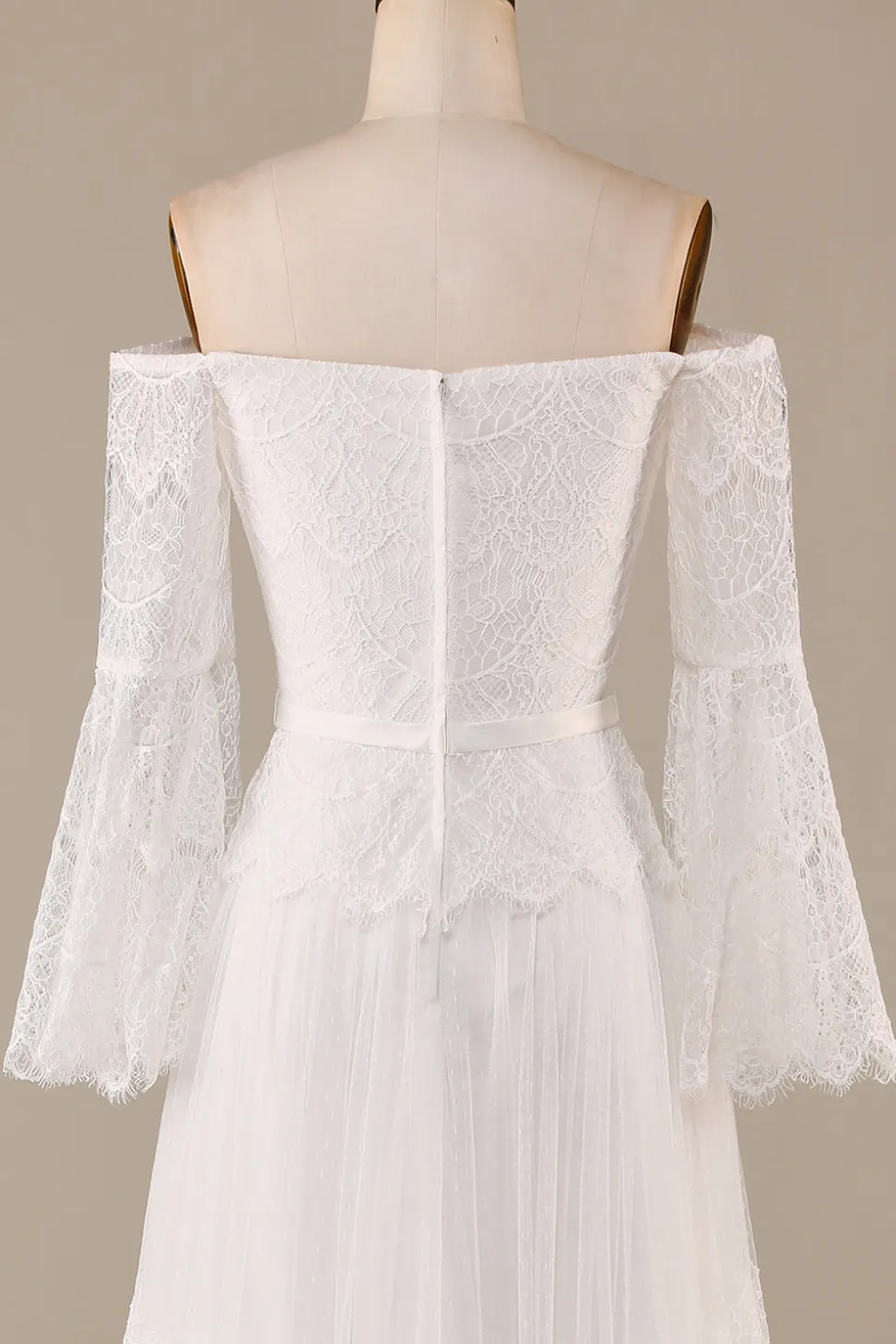 Uma linha fora do ombro marfim varredura trem flare mangas vestido de noiva