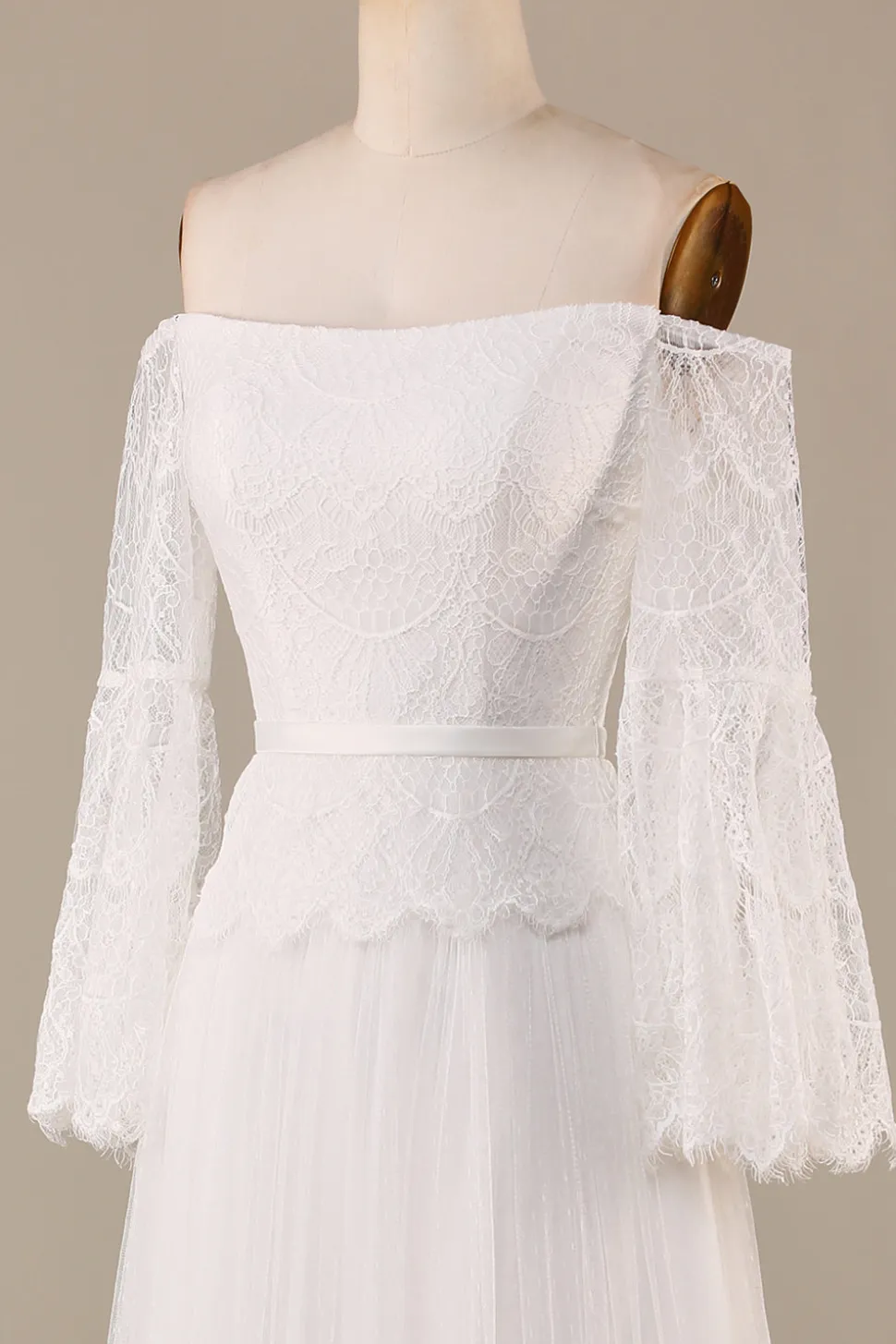 Uma linha fora do ombro marfim varredura trem flare mangas vestido de noiva