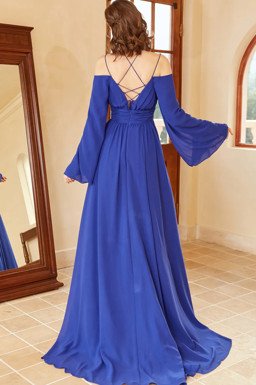Uma linha fora do ombro vestido real do baile azul com frente dividida