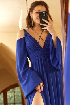 Uma linha fora do ombro vestido real do baile azul com frente dividida