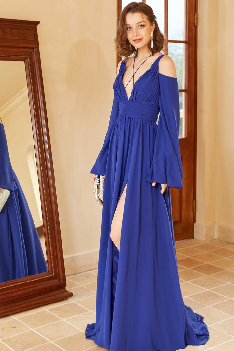 Uma linha fora do ombro vestido real do baile azul com frente dividida