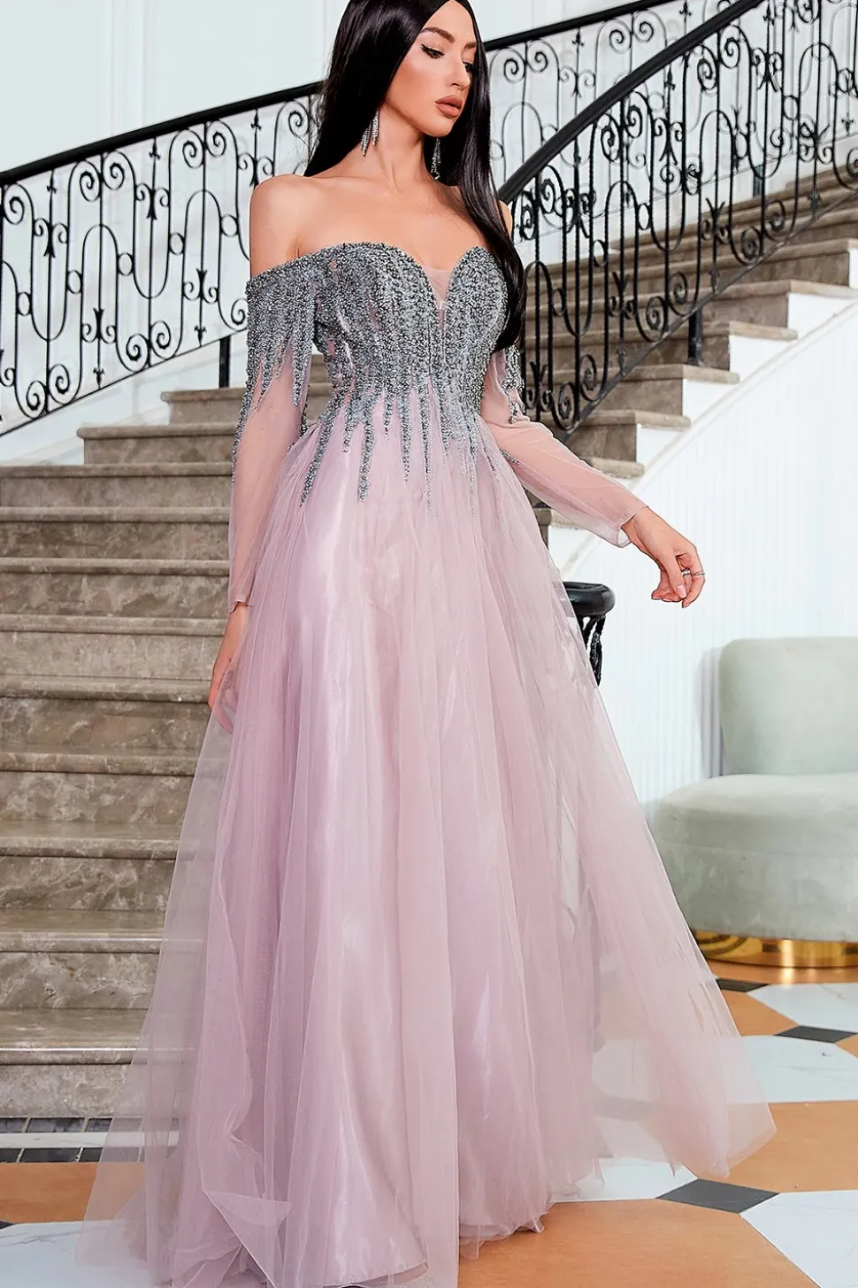 Uma linha fora do vestido de baile de ombros com missangas