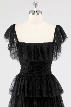 Uma linha preta pescoço quadrado vestido formal em camadas