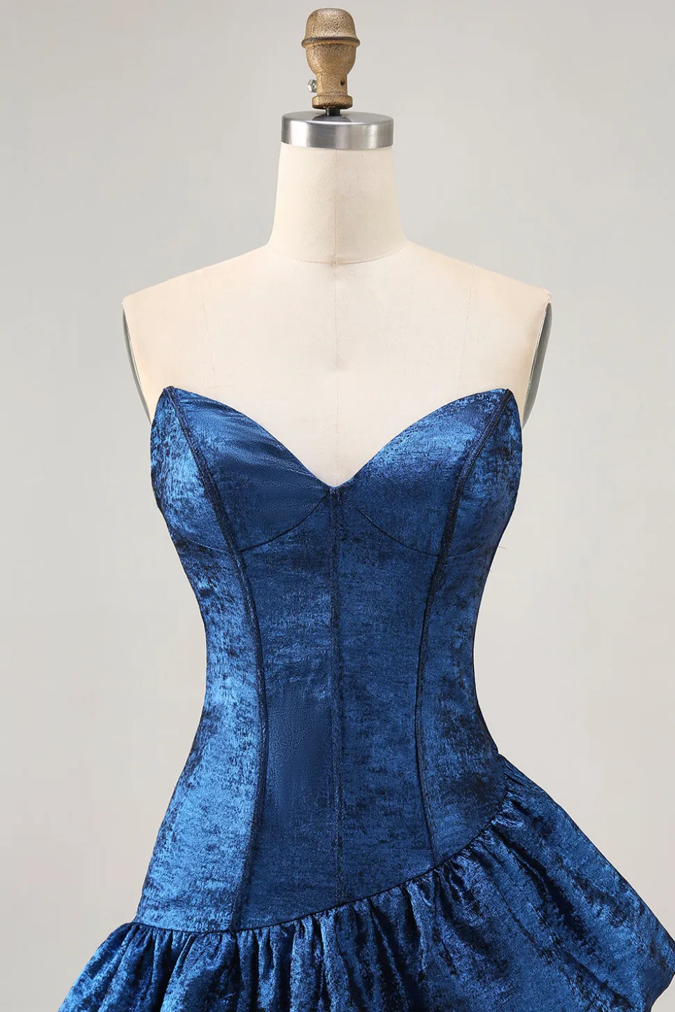 Uma linha sem alças assimétrica azul escuro homecoming vestido